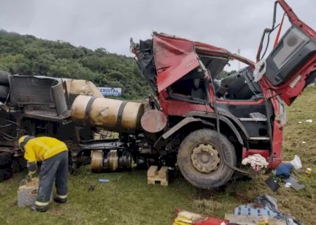 Caminhoneiro de MS tomba carreta e morre na margem do Rio Uruguai
