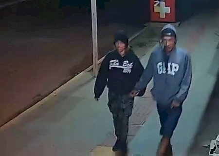 Unidos até no crime, casal caminha de mãos dadas e furta TV de loja