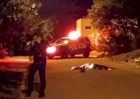 Ao ver ex com amigo, homem atira pedra em carro e é assassinado