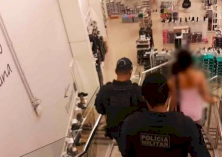 Jovem com muleta é presa furtando loja de shopping em MS