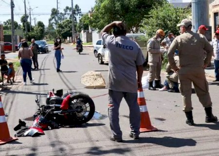 Acidente entre carro e motocicleta mata músico e deixa outro ferido