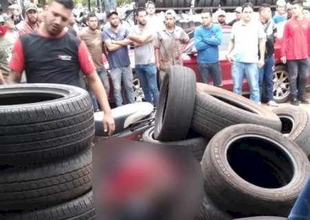 Homem morre agachado em meio a pneus e cena choca moradores