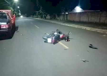 Motociclista morre após bater em caminhonete parada
