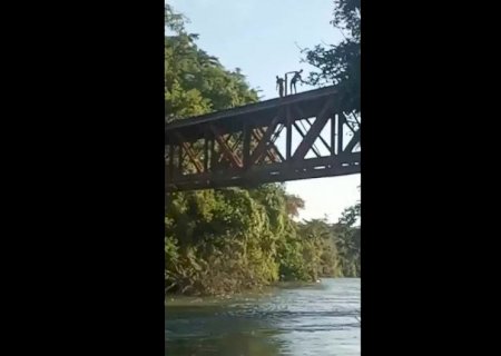 Corpo de jovem que pulou de pontilhão é encontrado