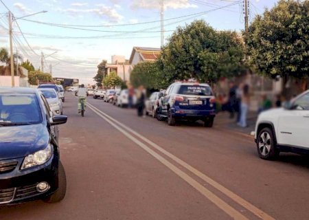 Avó encontra neto morto em varanda aos fundos da residência