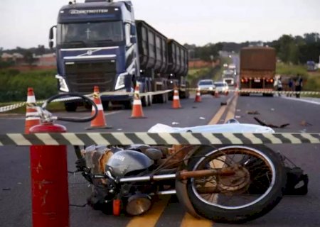 Motociclista morre após colidir contra caminhão na BR-163