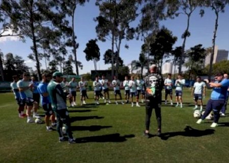 Deyverson 'invade' treino e dá adeus ao elenco do Palmeiras
