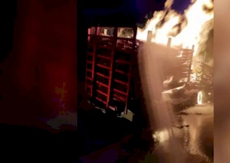 Carreta carregada com eucalipto é totalmente incendiada na MS-112