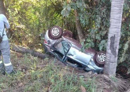 Passageiro morre após carro de mineradora capotar na BR-262; três ficam feridos