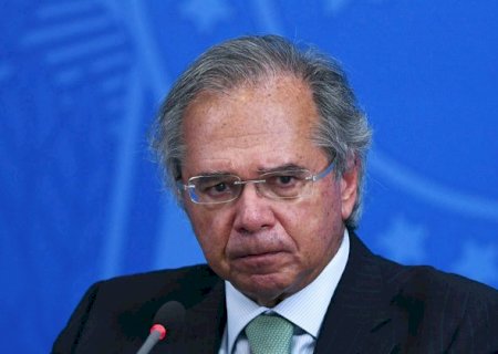 Se reeleito, Bolsonaro vai privatizar Petrobras, diz Guedes>