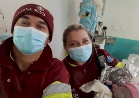 Bebê decide nascer em rodovia, pai para carro e socorristas terminam parto