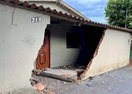 Motorista tenta fugir de acidente e acaba derrubando muro de residência