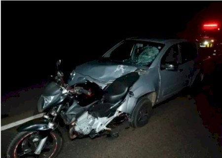 Mulher morre em acidente e impacto faz moto 'entrar' nas ferragens de veículo