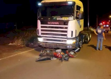 Bêbado, caminhoneiro invade preferencial e atropela motociclista