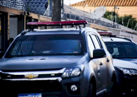 Casal é amarrado na cama  e bandidos levam carros avaliados em R$ 130 mil em