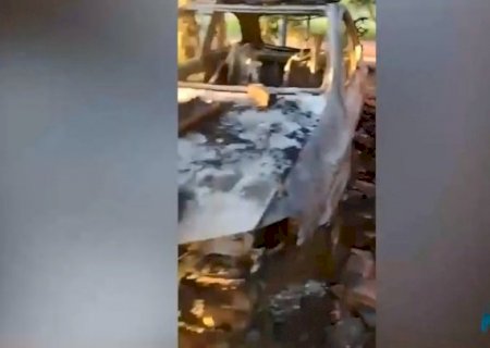 Homem é morto com 18 facadas e suspeito tem veículos incendiados por vingança