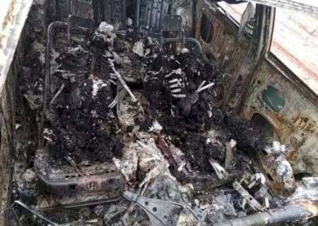 Dois corpos são carbonizados dentro de carro em área dominada pelo tráfico
