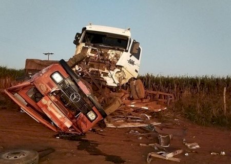 Colisão entre caminhões em estrada vicinal matou motorista de 63 anos