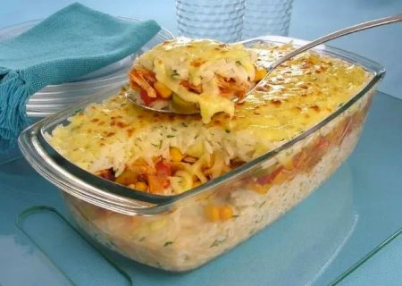 Arroz de forno com frango desfiado