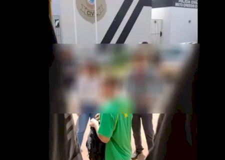Jovem diz que está com arma e ônibus com estudantes vai parar em delegacia