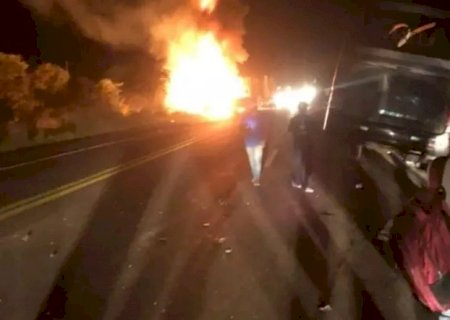 Carretas pegam fogo após baterem de frente na BR-262