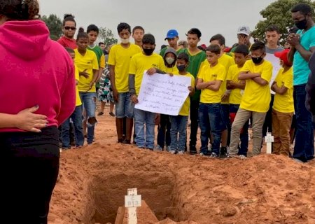 'Ele queria ser jogador de futebol', diz pai de adolescente morto a facadas junto da mãe