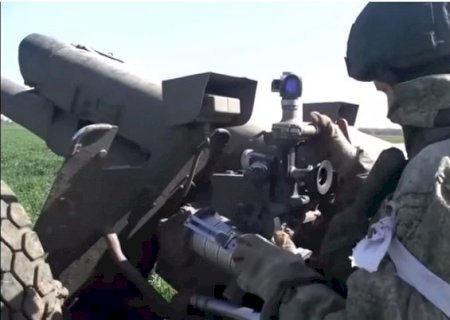 Russos divulgam imagens de unidades de artilharia atacando alvos invisíveis na Ucrânia