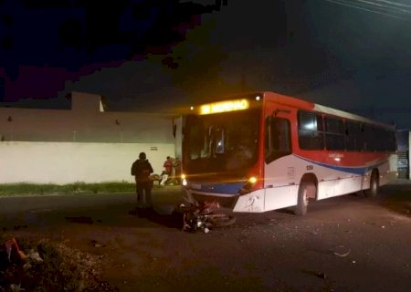 Motociclista de 44 anos morre depois de colisão com ônibus