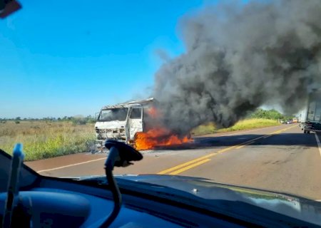 Caminhão pega fogo após bater em carreta na BR-060 em MS>
