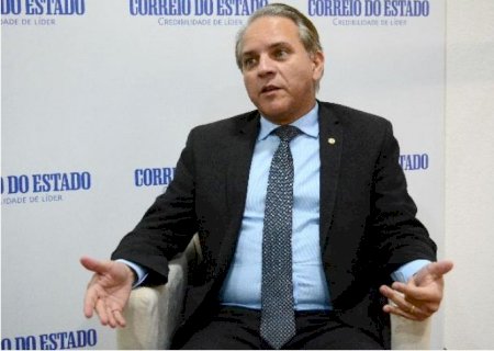 Azambuja acena a conservadores e sanciona porte de arma a atiradores