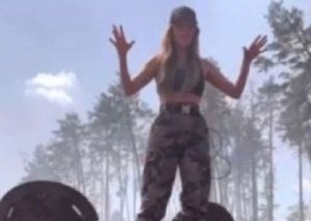 Modelo brasileira recebe ameaça de morte após postar foto em cima de tanque russo