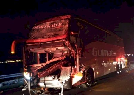 Ônibus de comerciantes de MS bate em caminhão e motorista morre; 7 ficam feridos
