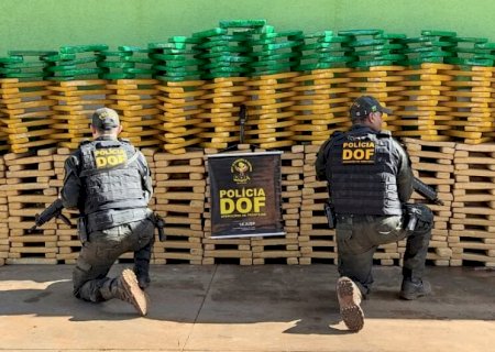 Jovem é preso após furar bloqueio e capotar carro roubado com mais de 830 kg de droga