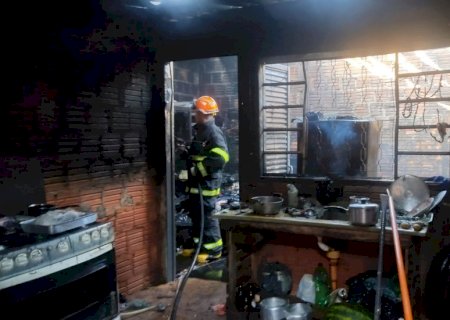 Menina de 4 anos fica presa em banheiro de casa em chamas e é resgatada por vizinho