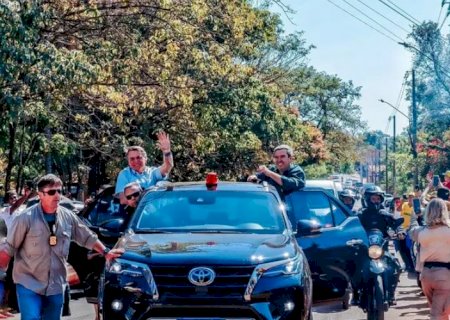 Presidente Bolsonaro 'cola' em Riedel durante evento em Campo Grande