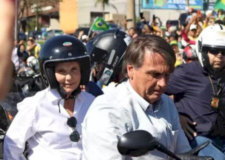 Com Tereza na garupa, Bolsonaro participa de “motociata” em MS