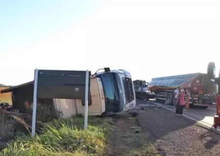 Motorista dorme no volante e provoca capotamento de caminhão na BR-163