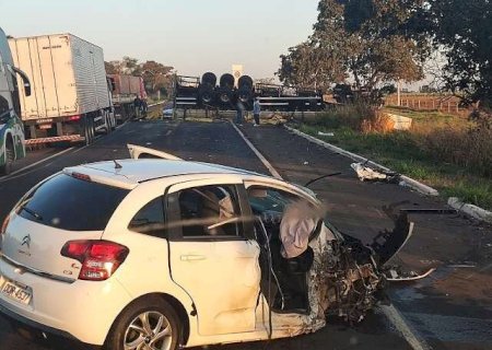 Carreta colide em carro ap&oacute;s anta cruzar rodovia e interdita trecho da BR-267