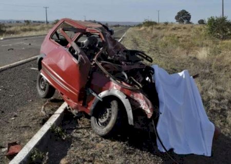 Jovem morre ao colidir Fiat Uno de frente com carreta na BR-359