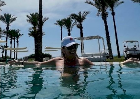 Adriane Galisteu curte dia de sol na Itália na beira da piscina: ‘Que dia lindo’