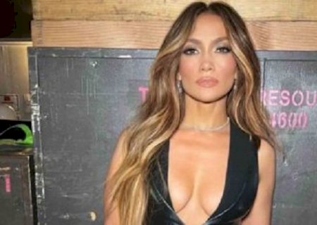 Jennifer Lopez celebra a chegada de seus 53 anos com ensaio nu
