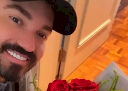 Fernando Zor ganha rosas vermelhas de Maiara e se surpreende
