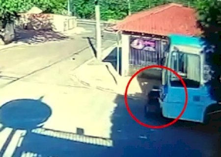 Cadeirante morre ao atavessar rua e ser atropelado por ônibus