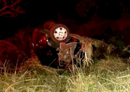 Motorista morre ap&oacute;s bater em caminh&atilde;o e carro capotar na MS-141