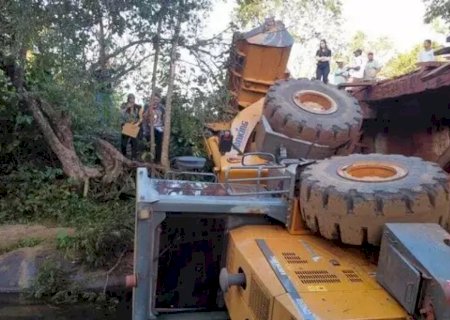Trator cai de ponte e mata operador de máquinas esmagado
