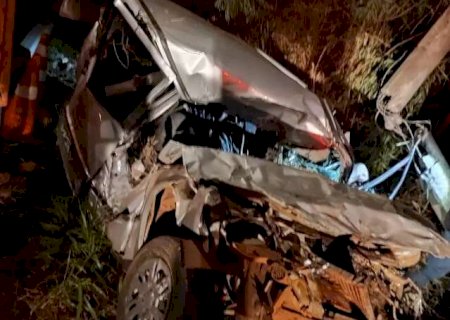 Jovem perde controle de dire&ccedil;&atilde;o e morre ao colidir carro em poste de energia