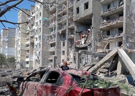 Ataque russo mata ao menos 20 pessoas no sul da Ucrânia, após tropas deixarem ilha estratégica