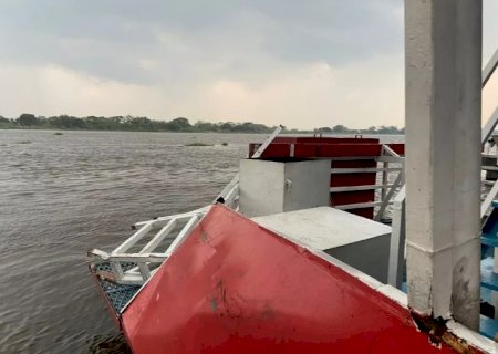 Durante manobra, barco rebocador bate em dois barcos-hotéis no Pantanal de MS>