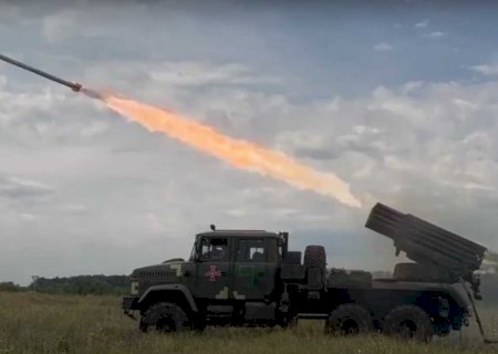 Ucrânia usa artilharia poderosa para afastar os russos de Kharkiv