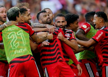Flamengo goleia Athletico-PR e supera o Corinthians na tabela do Brasileirão